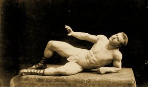 Eugen Sandow, klassisessa antiikin kreikkalais-roomalaisessa asennossa viikunanlehti yllään, n. 1894